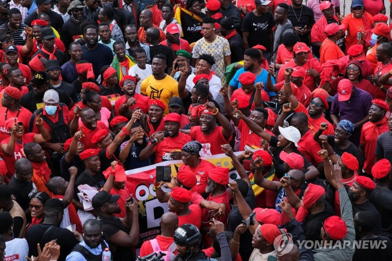 경제난을 규탄하는 가나 시위대 Protesters march on the streets to demand the removal of the central bank governor amid accusations of mismanagement during Ghana's worst debt crisis in Accra, Ghana October 3, 2023. REUTERS/Francis Kokoroko