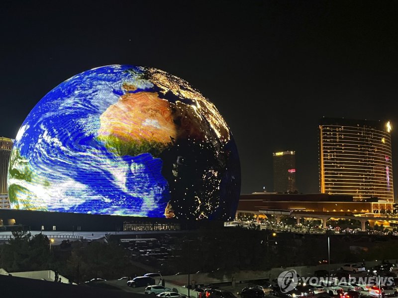 미 라스베이거스에 건립된 구형 공연장 스피어 외부 전경 The MSG Sphere illuminates the Las Vegas skyline with a display to celebrate Independence Day as the Exosphere is fully lit up for the first time on Tuesday, July 4, 2023. (James Schaeffer/Las Vegas Review-Journal via AP) MANDATORY CREDIT; LAS VEGAS SUN OUT; ALSO OUT: 