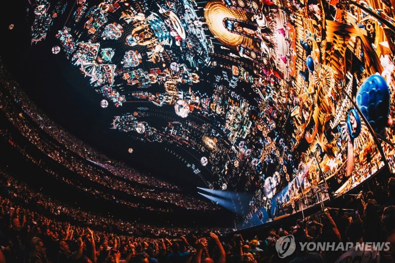 록밴드 U2 콘서트가 열린 미 라스베이거스 스피어 공연장 내부 Rock band U2 perform at the inaugural residence at the huge spherical concert venue MSG Sphere in Las Vegas, Nevada, U.S. September 29, 2023. Rich Fury/Handout via REUTERS .NO RESALES. NO ARCHIVES. MANDATORY CREDIT. THIS IMAGE HAS BEEN SUPPLIED BY A THIRD PARTY.