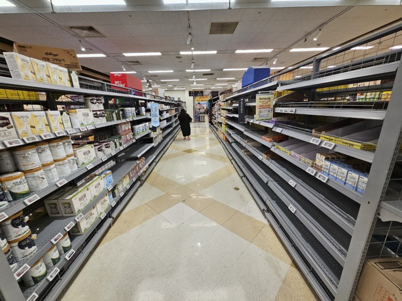 4일 이마트 광주점을 찾은 고객이 비어 있는 진열대 사이에서 물건을 고르고 있다. 2023.10.4/뉴스1