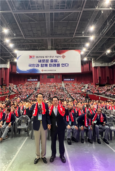 4일 서울 송파구 올림픽홀에서 열린 대한민국 재향군인회 창설 71주년 기념식에서 신상태 재향군인회 회장과 박준희 아이넷방송그룹 회장(오른쪽)이 기념촬영을 하고 있다. 아이넷방송 제공