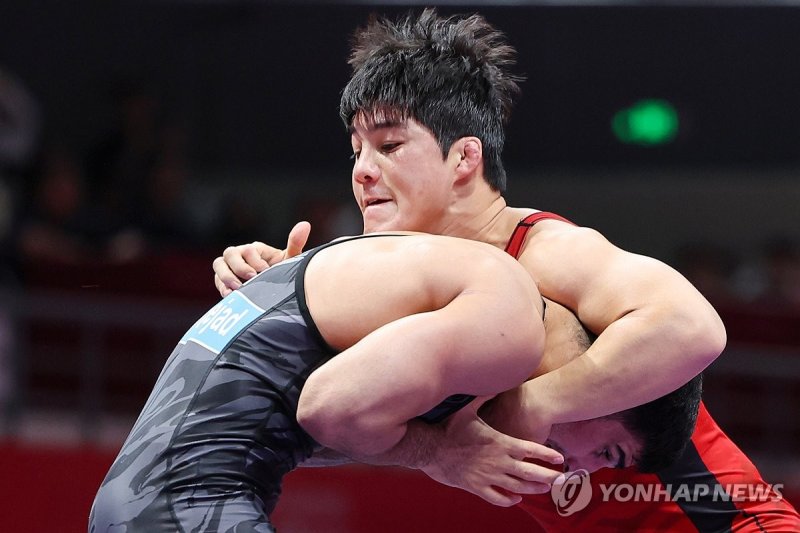 레슬링 77kg급 1라운드 출전한 김현우 레슬링 77kg급 1라운드 출전한 김현우 (항저우=연합뉴스) 신현우 기자 = 4일 중국 저장성 항저우 린안 스포츠문화전시센터에서 열린 제19회 항저우 아시안게임 레슬링 남자 그레코로만형 77kg급 1라운드 16강에서 한국 김현우가 이란 아민 카비야니네자드와 경기를 펼치고 있다. 2023.10.4 nowwego@yna.co.kr (끝)