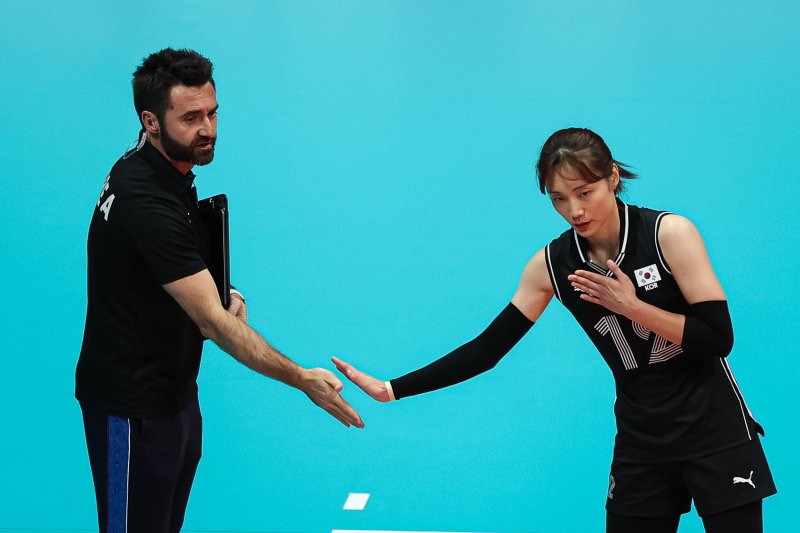 4일 중국 항저우 사범대학 창첸캠퍼스 체육관에서 열린 2022 항저우 아시안게임 여자 배구 8강 라운드 대한민국과 중국의 경기에서 세자르 에르난데스 감독과 문정원이 하이파이브 하고 있다. 2023.10.4/뉴스1 ⓒ News1 유승관 기자