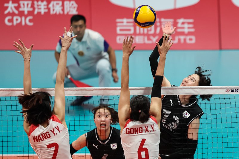 4일 중국 항저우 사범대학 창첸캠퍼스 체육관에서 열린 2022 항저우 아시안게임 여자 배구 8강 라운드 대한민국과 중국의 경기에서 박정아가 공격을 시도하고 있다. 2023.10.4/뉴스1 ⓒ News1 유승관 기자