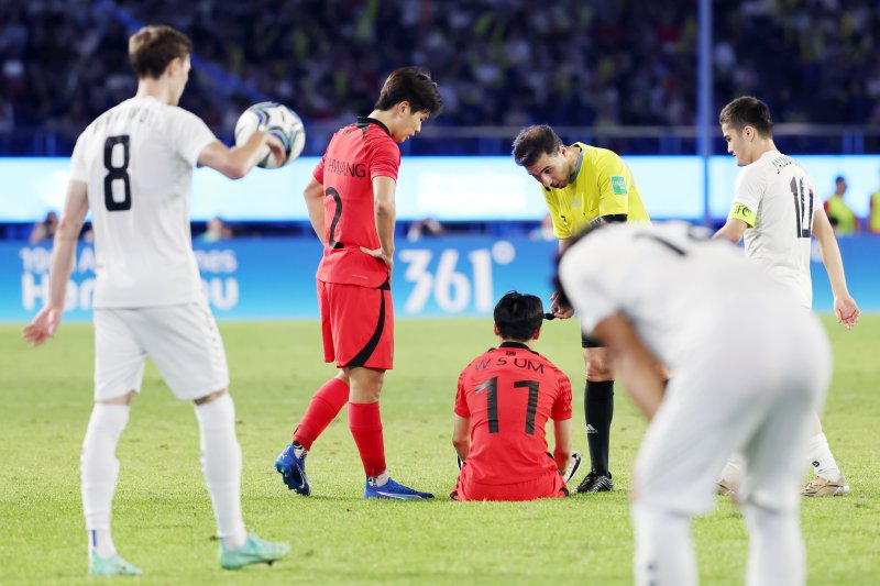 거친 태클에 쓰러진 엄원상, 한일전 결승 결장하나 … 업혀서 숙소로 이동 [항저우 AG]