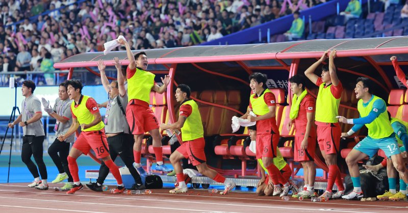 (항저우=연합뉴스)2022 항저우 아시안게임 남자축구 4강전 대한민국과 우즈베키스탄의 경기에서 2-1로 승리한 대표팀 선수들이 기뻐하고 있다. 오는 7일 오후9시(한국시간) 한국은 일본과 금메달을 두고 결승전을 치른다. 2023.10.4 yatoya@yna.co.kr (끝)