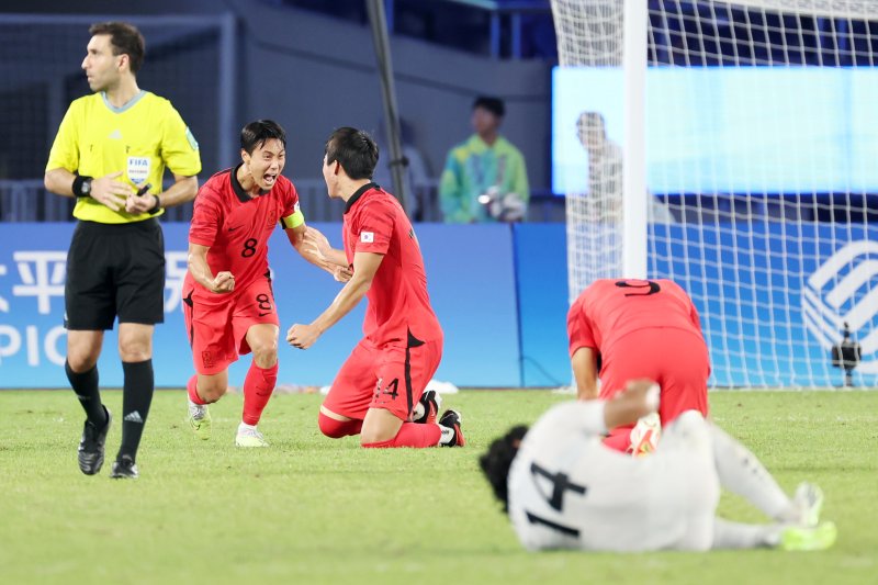 (항저우(중국)=뉴스1) 2022 항저우 아시안게임 남자 축구 대한민국과 우즈베키스탄의 4강전에서 2대1로 승리한 대한민국 선수들이 승리를 자축하고 있다.