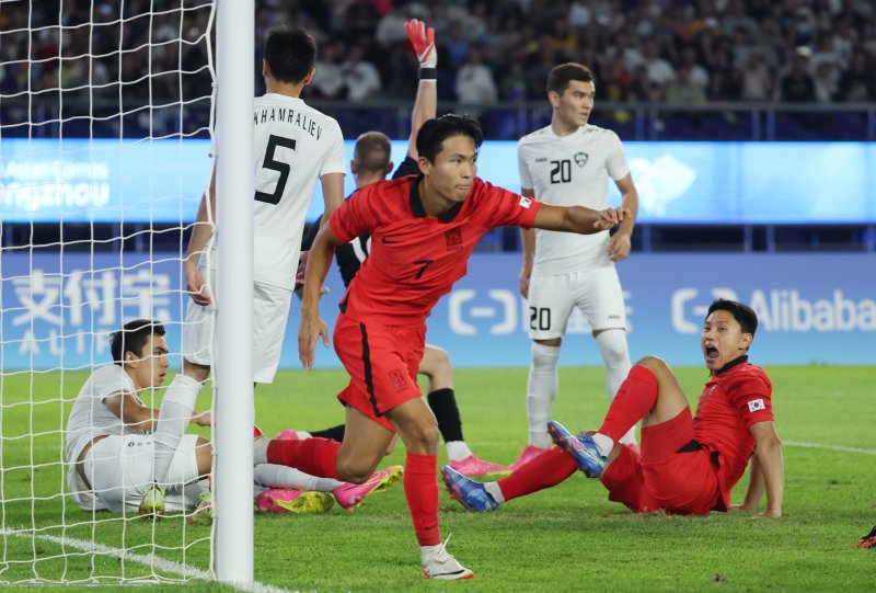 [항저우=뉴시스] 2022 항저우 아시안게임 남자 축구 준결승 한국 대 우즈베키스탄 경기, 한국 정우영이 선제골을 넣고 있다.