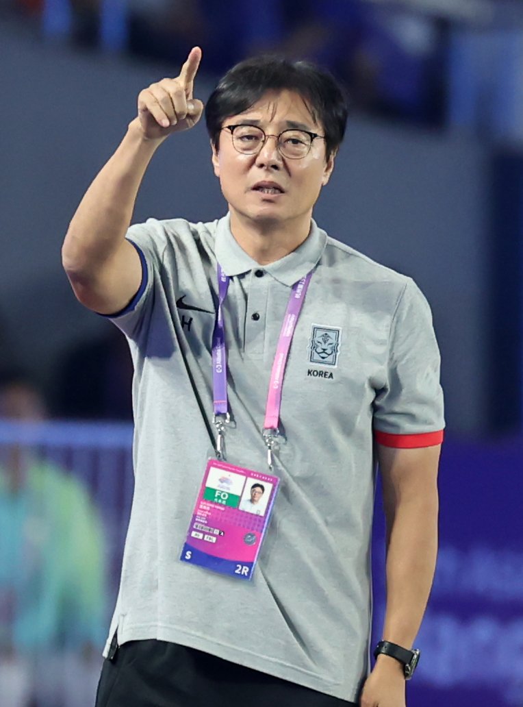 (항저우(중국)=뉴스1) 결승전은 한 골 싸움이다. 계속된 백승호의 실수로 득점을 허용하고 있는 가운데 황선홍 감독의 선택에 귀추가 주목되고 있다.