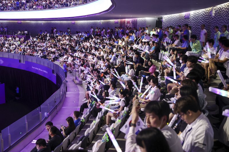 [항저우=뉴시스] 정병혁 기자 = 28일 중국 항저우 E스포츠센터에서 열린 2022 항저우 아시안게임 E스포츠 '스트리트 파이터 V' 대한민국 김관우와 대만 시앙 유린의 경기를 찾은 관중들이 응원을 하고 있다. 2023.09.28. jhope@newsis.com