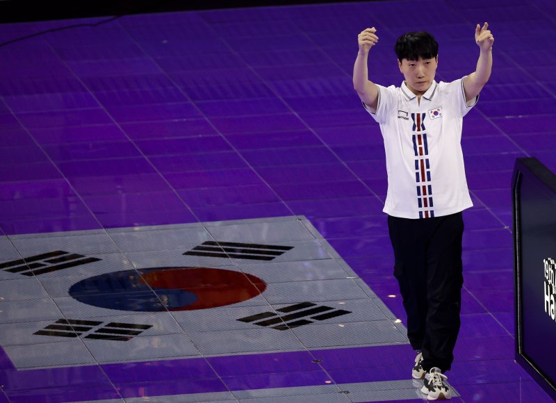 [항저우=뉴시스] 정병혁 기자 = 28일 중국 항저우 E스포츠센터에서 열린 2022 항저우 아시안게임 E스포츠 '스트리트 파이터 V' 대한민국 김관우와 대만 시앙 유린의 경기에서 금메달을 차지한 김관우가 기뻐하고 있다. 2023.09.28. jhope@newsis.com