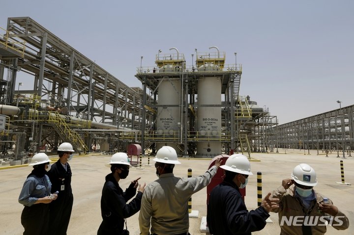 사우디아라비아 동부 하위야에 있는 사우디 국영석유사 아람코의 하위야 액화천연가스 회수 공장 모습.AP뉴시스