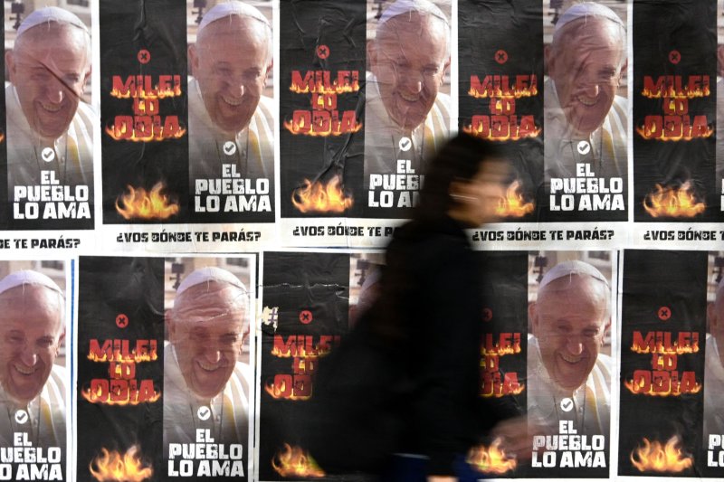 지난 10월 4일 아르헨티나 부에노스 아이레스주 아베야네다에서 촬영된 자유전진당(LLA)의 선거 포스터. 포스터에는 아르헨티나 출신인 프란치스코 교황의 사진과 함께 "(LLM 대선후보인) 하비에르 밀레이는 그를 싫어한다. 사람들은 그를 사랑한다. 당신은 어느쪽인가?"는 문구가 인쇄되어 있다.AFP연합뉴스