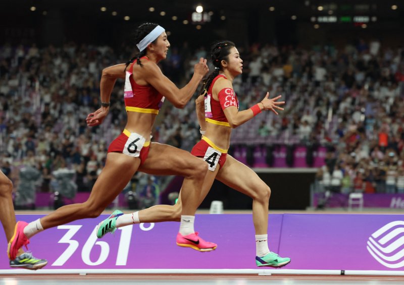 6번 린위웨이 선수와 4번이 우옌니 선수가 역주하고 있는 모습. ⓒ 로이터=뉴스1 ⓒ News1 박형기 기자