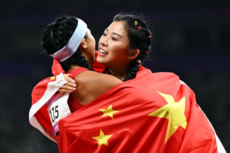 경기 직후 두 선수가 오성홍기를 두른 채 포옹하고 있다. ⓒ 로이터=뉴스1 ⓒ News1 박형기 기자