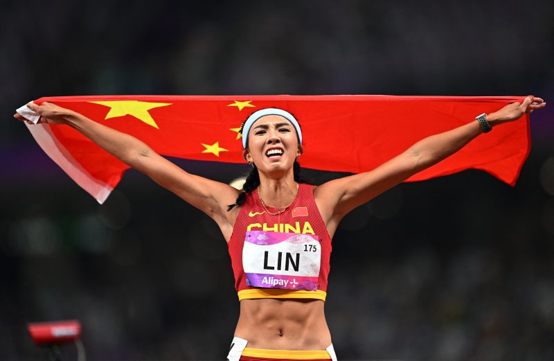 우승한 린위웨이 선수가 오성홍기를 흔들며 울먹이고 있다. ⓒ 로이터=뉴스1 ⓒ News1 박형기 기자