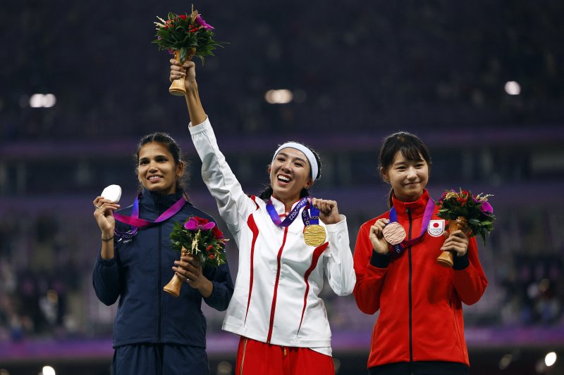 린위웨이 선수가 시상대에서 환호하고 있다. 2위로 골인한 우옌니 선수는 부정출발 판정을 받아 결국 시상대에 오르지 못했다. ⓒ 로이터=뉴스1 ⓒ News1 박형기 기자