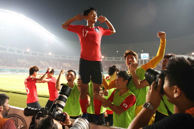 2018 자카르타·팔렘방 아시안게임 U-23 남자축구 결승전 대한민국과 일본의 경기에서 이승우가 연장 전반 선제골을 넣고 환호하고 있다. (뉴스1)