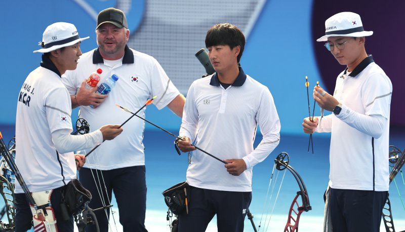 5일 중국 항저우 푸양 인후 스포츠센터에서 열린 19회 항저우 아시안게임 양궁 컴파운드 남자 단체 준결승 말레이시아와의 경기에서 양재원, 주재훈, 김종호가 경기에 이긴 후 화상을 정비하며 의견을 나누고 있다. 사진=연합뉴스