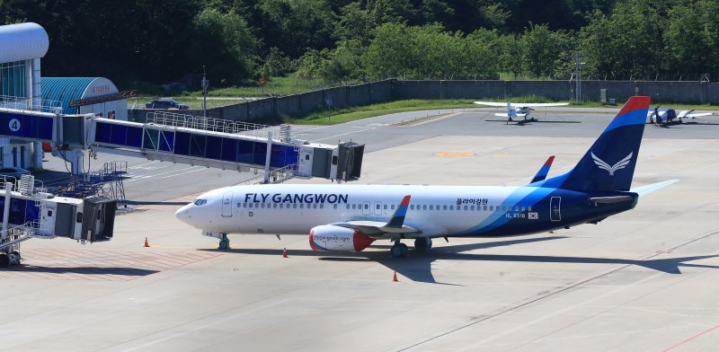 양양국제공항 계류장에 운항을 중단한 플라이강원 항공기가 멈춰 있다. 연합뉴스