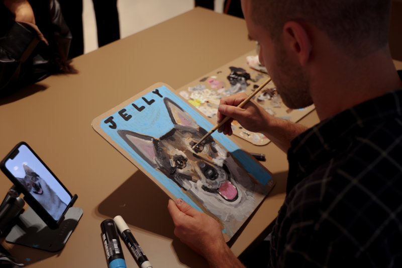 미국 뉴욕 출신 반려동물 초상화 작가 벤 레노비츠가 지난 4일 신세계백화점 강남점에서 팝업스토어를 열고 반려견 '젤리'의 초상화를 라이브로 그리고 있다. 사진=강규민 기자