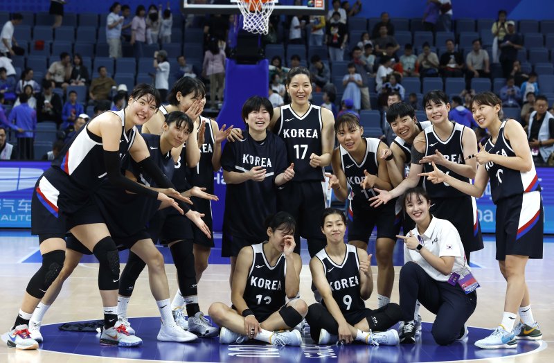 ‘박지수 분전’ 한국 여자농구, 소중한 자존심 지켰다 … 北 꺾고 동메달 획득 [항저우AG]