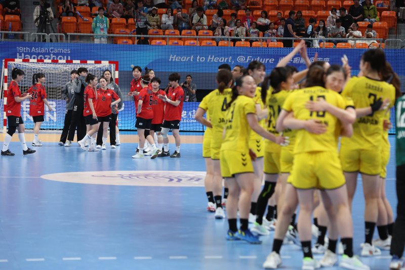 [샤오싱=뉴시스] 10월 5일 중국 항저우 공상대학교 체육관에서 열린 2022 항저우 아시안게임 여자 핸드볼 여자부 결승 한국 대 일본 경기, 29대 19로 일본에 패한 한국 선수들이 아쉬워하고 있다
