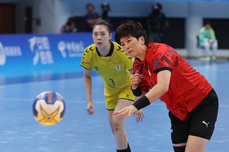 [샤오싱=뉴시스] 10월 5일 중국 항저우 공상대학교 체육관에서 열린 2022 항저우 아시안게임 여자 핸드볼 여자부 결승 한국 대 일본 경기, 한국 류은희가 슛을 하고 있다