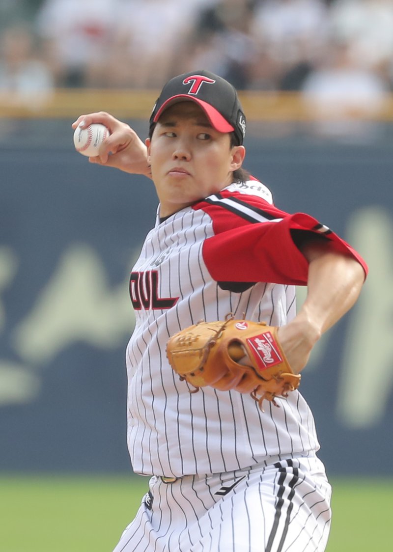 [서울=뉴시스] 김금보 기자 = 13일 서울 송파구 잠실야구장에서 열린 2023 프로야구 키움 히어로즈 대 LG 트윈스의 경기, 1회초 LG 선발 임찬규가 공을 던지고 있다. 2023.08.13. kgb@newsis.com