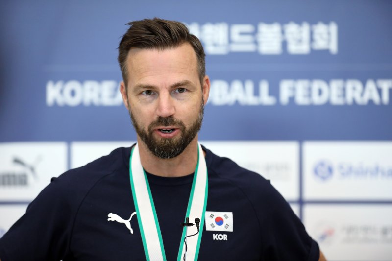 헨리크 시그넬 대한민국 여자 핸드볼대표팀 감독이 24일 오후 인천국제공항을 통해 귀국해 인터뷰를 하고 있다. 2023.8.24/뉴스1 ⓒ News1 박정호 기자