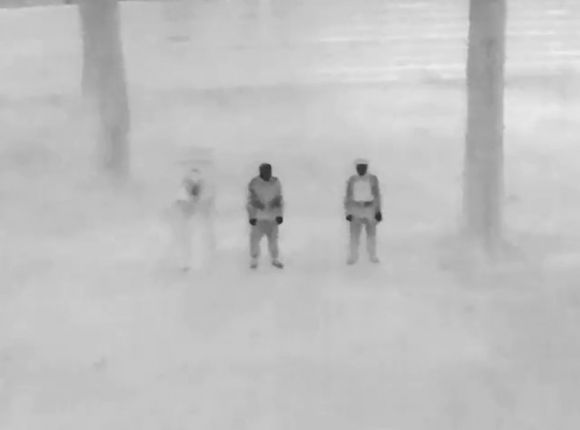 세 명의 군인 중 투명 망토를 착용한 맨 왼쪽 군인이 열화상 카메라에 확연하게 덜 노출되고 있는 모습. 페도로프 SNS