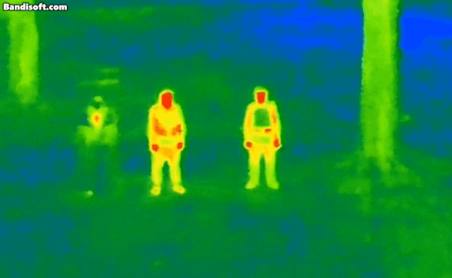세 명의 군인 중 투명 망토를 착용한 맨 왼쪽 군인이 열화상 카메라에 확연하게 덜 노출되고 있는 모습. 엑스(옛 트위터)
