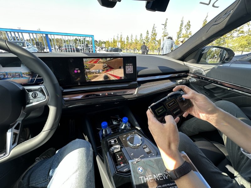 뉴 i5의 에어콘솔 게이밍 플랫폼을 이용해 차량 내 게임을 즐기는 모습.ⓒ 뉴스1 이동희 기자