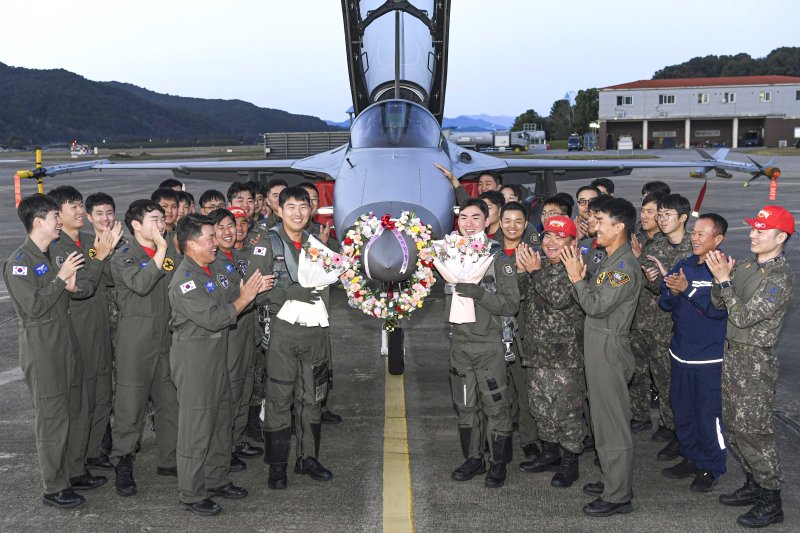 공군은 국산 전투기 FA-50이 5일 10만 시간 무사고 비행기록을 달성했다고 6일 밝혔다. 이 기록을 거리로 환산하면 약 5500만㎞에 달한다. 이는 지구와 달까지 거리의 약 140배에 해당하며, 지구 둘레를 따라 약 1370번 비행할 수 있는 거리다. 공군 제8전투비행단 김남영 소령이 FA-50 전투기 통산 10만 시간 무사고 비행기록 수립을 자축하고 있다. 사진=공군 제공