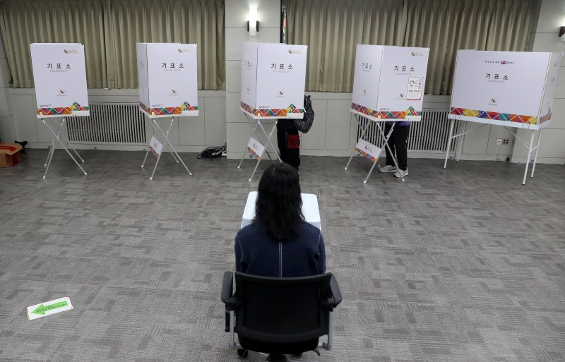 [서울=뉴시스] 추상철 기자 = 10.11 강서구청장 보궐선거 사전투표가 시작된 6일 오전 서울 강서구청 대회의실에 마련된 화곡 제6동 사전투표소에서 유권자가 기표를 하고 있다. 2023.10.06. scchoo@newsis.com