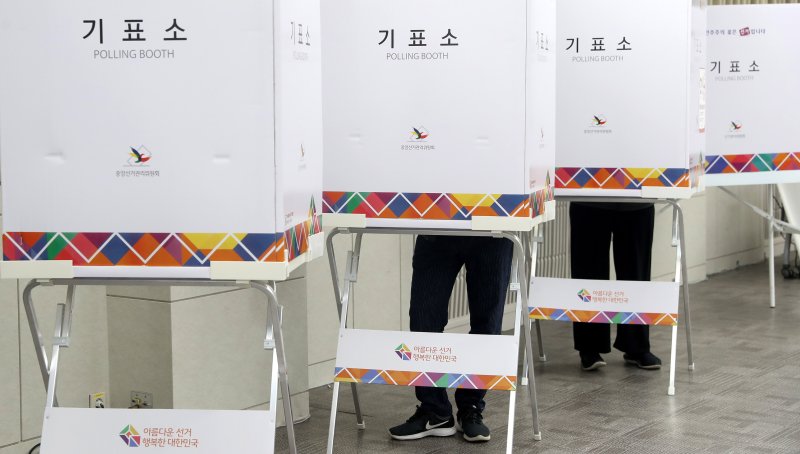 [서울=뉴시스] 추상철 기자 = 10.11 강서구청장 보궐선거 사전투표가 시작된 6일 오전 서울 강서구청 대회의실에 마련된 화곡 제6동 사전투표소에서 유권자가 기표를 하고 있다. 2023.10.06. scchoo@newsis.com