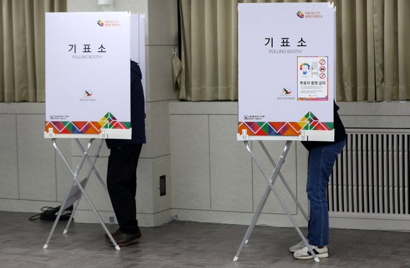 [서울=뉴시스] 추상철 기자 = 10.11 강서구청장 보궐선거 사전투표가 시작된 6일 오전 서울 강서구청 대회의실에 마련된 화곡 제6동 사전투표소에서 유권자가 기표를 하고 있다. 2023.10.06. scchoo@newsis.com