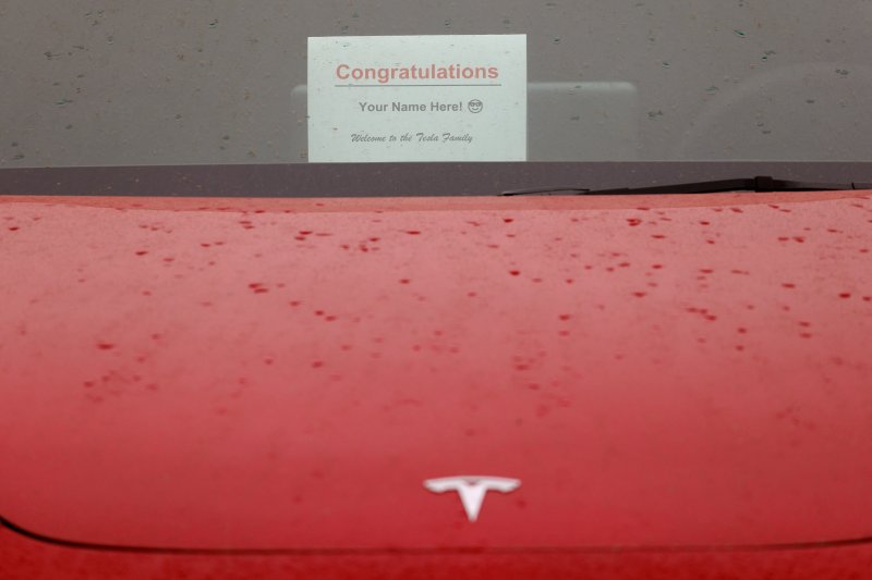 테슬라가 6일(현지시간) 모델3, 모델Y 미국내 판매가격을 인하하면서 가격 전쟁을 재개했다. 5월 22일 캘리포니아주 롱비치 테슬라 매장에 모델3가 비를 맞으며 구매자를 기다리고 있다. 로이터연합
