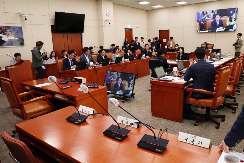 6일 오전 서울 여의도 국회에서 열린 김행 여성가족부 장관 후보자 인사청문회에 김 후보자 자리가 비어 있다. 국민의힘은 이날 야당 주도로 하루 더 연장한 인사청문회에 후보자와 의원들은 참석하지 않겠다고 밝혔다. 2023.10.6/뉴스1 ⓒ News1 황기선 기자 /사진=뉴스1