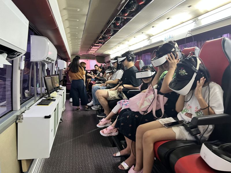 한국등산·트레킹지원센터의 '찾아가는' 등산·트레킹 VR체험 서비스 장비가 설치된 버스 내부 모습.