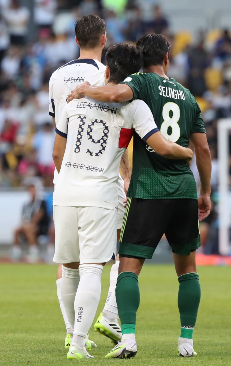3일 오후 부산시 연제구 부산아시아드주경기장에서 열린 쿠팡플레이 시리즈 3차전 전북 현대와 파리 생제르맹 FC의 경기를 마친 PSG 이강인이 전북 백승호와 인사를 나누고 있다. 2023.8.3/뉴스1 ⓒ News1 윤일지 기자