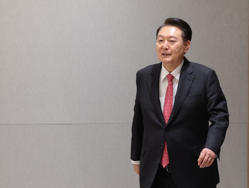 [서울=뉴시스] 전신 기자 = 윤석열 대통령이 6일 서울 용산 대통령실 청사에서 열린 교권 보호 4법 계기 현장 교원과의 대화에 입장하고 있다. (대통령실통신사진기자단) 2023.10.06. photo1006@newsis.com