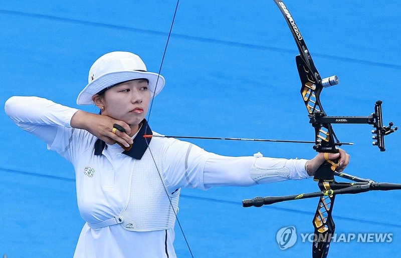 임시현, 차분하게 한 발 (항저우=연합뉴스) 홍해인기자 = 임시현이 6일 중국 항저우 푸양 인후 스포츠센터에서 열린 2022 항저우 아시안게임 양궁 리커브 여자 단체전 결승, 중국과의 경기에서 활을 쏘고 있다. 2023.10.6 hihong@yna.co.kr (끝)