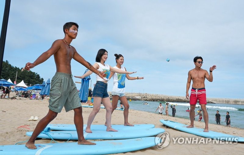 [여행소식] 베트남 리조트그룹 "양양 '서피 비치' 도입하고 싶다" 세븐일레븐, MZ세대 사로잡을 '2023 양양 서핑페스타' 축제 개최 (서울=연합뉴스) 편의점 세븐일레븐이 올여름 휴가철을 맞아 2030 서핑족의 성지인 강원도 양양에서 MZ세대의 취향을 저격할 하이볼 디제잉 파티 '세븐일레븐 2023 양양 서핑페스타'를 개최했다고 18일 밝혔다. 사진은 '세븐 2023 양양 서핑페스타'에서 서핑보드 강습을 받는 모델들. 2023.8.18 [세븐일레븐 제공. 재판매 및 DB 금지] photo@yna.co.kr (끝)