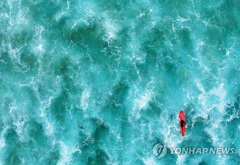 [여행소식] 베트남 리조트그룹 "양양 '서피 비치' 도입하고 싶다" 파도를 기다렸다 (양양=연합뉴스) 양지웅 기자 = 여름 피서철의 절정을 맞은 6일 오전 강원 양양군 죽도해변에서 서퍼들이 파도를 즐기고 있다. 2023.8.6 yangdoo@yna.co.kr (끝)