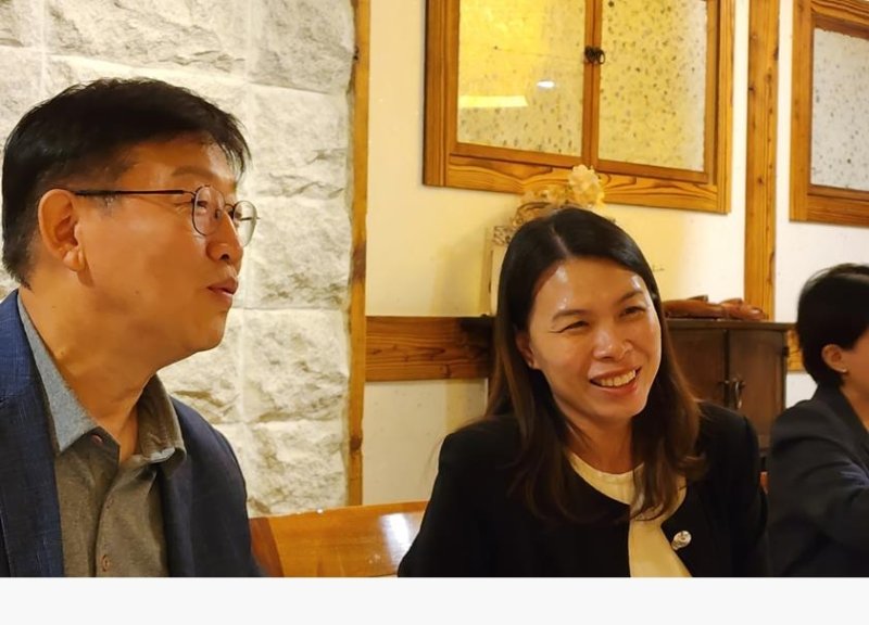 [여행소식] 베트남 리조트그룹 "양양 '서피 비치' 도입하고 싶다" 셀렉텀 노아 리조트의 주엔 응우옌 대표와 마케팅 하이랜즈 최주열 전무가 기자들의 질문에 답하고 있다. [사진/성연재 기자]