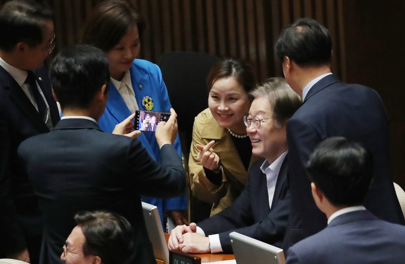 이재명 더불어민주당 대표가 6일 오후 서울 여의도 국회에서 열린 제410회 국회(정기회) 제9차 본회의에서 임오경 의원과 기념촬영을 하고 있다. 2023.10.6/뉴스1 ⓒ News1 임세영 기자