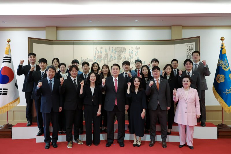 尹 "학폭 심하면 경찰이 담당..학생 처벌할 학교법 만들어야"