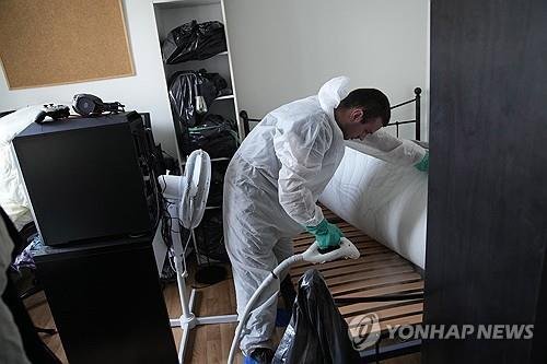 프랑스 파리의 한 아파트에서 방역업자가 침대에 스팀을 분사하고 있다./사진=연합뉴스