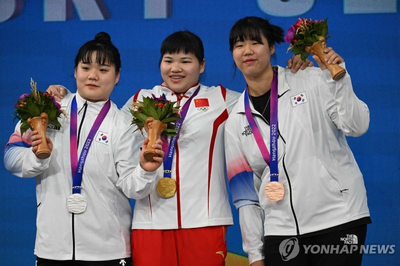 한국 역도에서 대회 첫 번째 은메달이 나왔다. 여자 87kg급에서 윤하제가 은메달, 정아람이 동메달을 획득했다 (사진 = 연합뉴스)